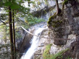 Nelle vicinanze dell’attacco della lunga 2° passerella sulla cascata (23057 bytes)
